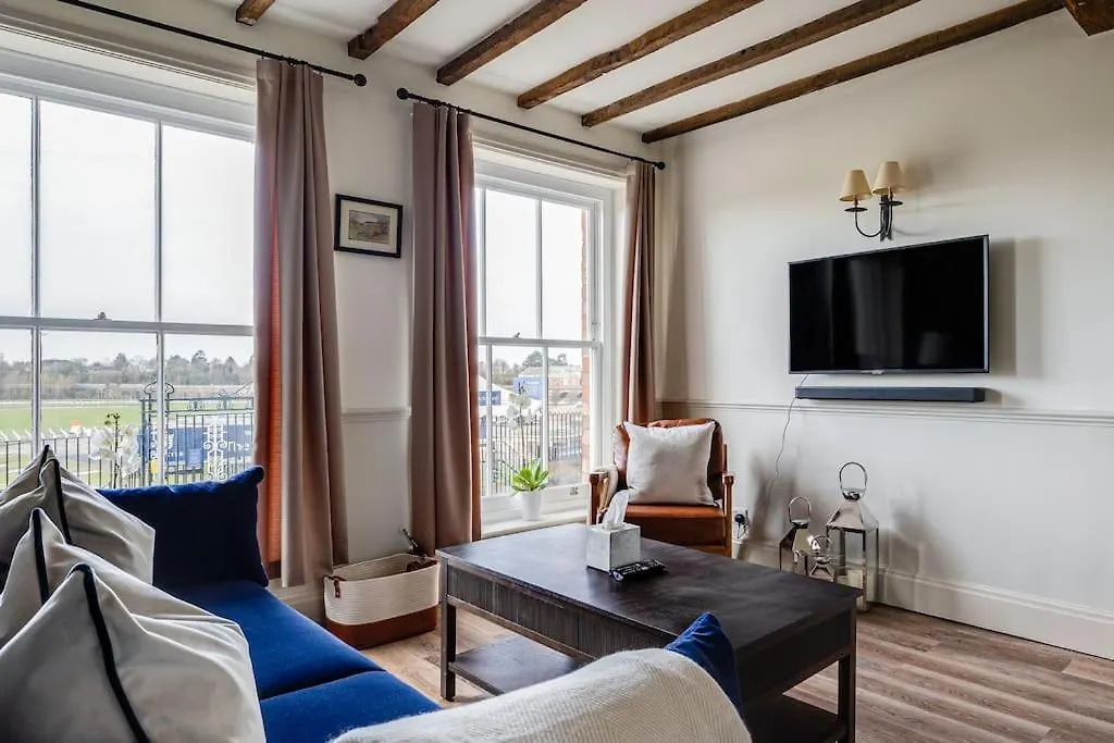 Entire House, Private Parking, Great Views, Dog Friendly Villa Chester
